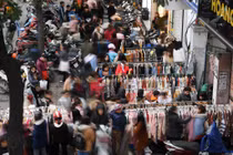 Vợ mua quần áo giảm giá dịp Tết, chồng ôm con ngồi ngoài đường chờ 