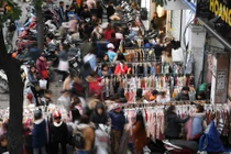 Vợ mua quần áo giảm giá dịp Tết, chồng ôm con ngồi ngoài đường chờ 