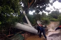 Dông lốc ở Hòa Bình, 1 phụ nữ bị tôn bay vào đầu tử vong
