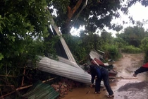 Dông lốc ở Hòa Bình, 1 phụ nữ bị tôn bay vào đầu tử vong