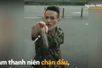 Video: Côn đồ chặn đường, cầm đá ném vỡ kính xe tải làm bị thương tài xế