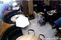 Video: Lao vào nhà hàng tát vợ như trời giáng vì đi ăn với "trai lạ"