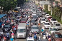 Đường phố ùn tắc, người dân Hà Nội nhích từng mét giờ cao điểm