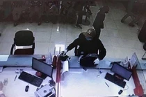 Thanh niên đội mũ lưỡi trai cướp ngân hàng ở Hà Nội ra đầu thú