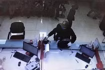 Thanh niên đội mũ lưỡi trai cướp ngân hàng ở Hà Nội ra đầu thú