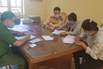 Xử phạt nữ sinh lớp 10 đi xe máy buông tay, khoe trên facebook