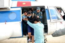 Cảnh bộ đội cứu hộ người dân ngập lũ nhìn từ trực thăng 