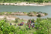 Hà Nội: Phát hiện thi thể nam thanh niên nổi trên sông