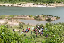 Hà Nội: Phát hiện thi thể nam thanh niên nổi trên sông