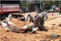 Video: Khoảng khắc xe “hổ vồ” đè bẹp Toyota Vios, 3 người chết