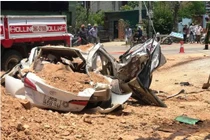 Video: Khoảng khắc xe “hổ vồ” đè bẹp Toyota Vios, 3 người chết