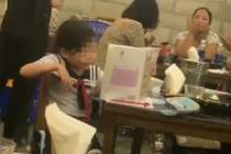 Xôn xao clip bé gái học bài trong quán nhậu