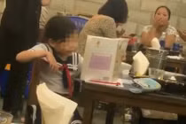 Xôn xao clip bé gái học bài trong quán nhậu