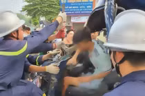 Cưa ca bin cứu lái xe mắc kẹt sau tai nạn giao thông ở Hà Nội