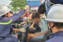 Cưa ca bin cứu lái xe mắc kẹt sau tai nạn giao thông ở Hà Nội