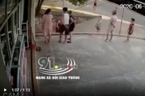 Video: Rùng mình cảnh bé gái bị điện giật, người lớn không hề biết