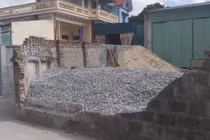 Tường nhà dân đổ sập, vùi lấp làm chết cháu bé 11 tuổi