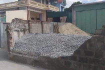 Tường nhà dân đổ sập, vùi lấp làm chết cháu bé 11 tuổi