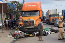 Ôtô đầu kéo tông 7 xe máy