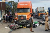 Ôtô đầu kéo tông 7 xe máy