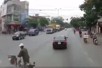 Xe container bẻ lái thần kỳ tránh người đàn ông sang đường ẩu