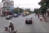 Xe container bẻ lái thần kỳ tránh người đàn ông sang đường ẩu