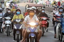 Xe máy bật đèn vào ban ngày và những quy định “tréo ngoe” bị phản đối