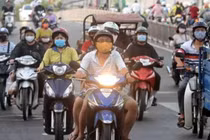 Xe máy bật đèn vào ban ngày và những quy định “tréo ngoe” bị phản đối