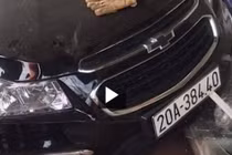 Video: Ô tô phi như bay đâm xe máy, 1 người bắn lên nóc nhà