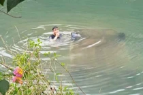 Nữ lái xe mất lái lao xe xuống sông, tử vong thương tâm