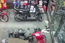 Video: Trộm xe máy nhanh như chớp ở TP.HCM