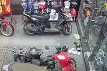 Video: Trộm xe máy nhanh như chớp ở TP.HCM