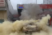 Video: Ô tô bốc cháy dữ dội ngay tại cây xăng