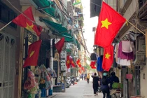 Phố phường Hà Nội rợp cờ chào mừng đại lễ 30/4