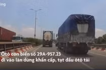 Video: Ôtô vượt phải, bị xe tải tông xoay 180 độ