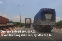 Video: Ôtô vượt phải, bị xe tải tông xoay 180 độ
