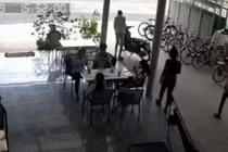 Video: Thể hiện “ngầu” trước mặt gái xinh, thanh niên nhận cái kết đắng