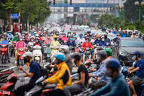 Hà Nội: Đường phố đông nghẹt sau 3 tuần cách ly xã hội