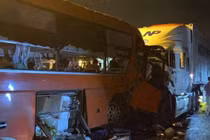 20 người trên xe khách la hét khi tài xế đối đầu xe container