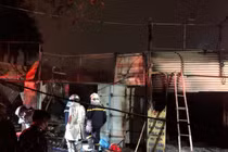 Hàng loạt quán gần Trường đại học Công nghiệp Hà Nội cháy lớn