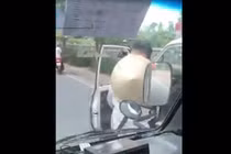 Video: Thanh niên mặc quần đùi áo cộc đi xe biển xanh bắt hàng rong 