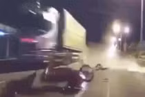 Video: Phóng xe máy kiểu tự sát, lái xe hối không kịp khi đâm đuôi container