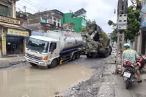 Xe cộ oằn mình băng qua "hố bom" trên con đường đau khổ giữa Thủ đô