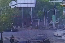 Video: Ôtô đi lùi trên đường sau tai nạn, nữ tài xế văng ra ngoài