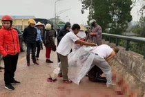 Cháu bé khóc thét nhìn mẹ bị chém gục trên cầu