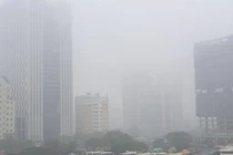 Hà Nội chìm trong sương mù "đặc quánh" như Sa Pa: Bình thường hay bất thường? 