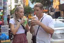 Video: Khách Tây nói gì về bánh mì lọt top món ăn đường phố hấp dẫn?