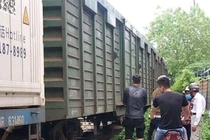 Người phụ nữ mới sinh con lao vào tàu hỏa tự tử ở Hà Nội