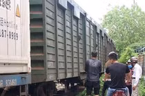 Người phụ nữ mới sinh con lao vào tàu hỏa tự tử ở Hà Nội