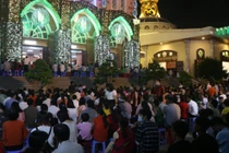 TP HCM đông vui, nhộn nhịp trong đêm Giáng sinh